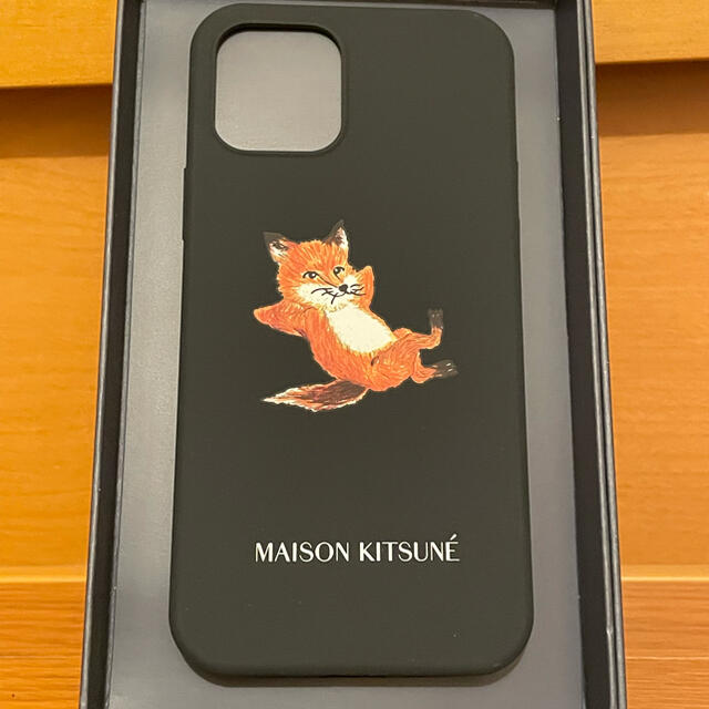 MAISON KITSUNE'(メゾンキツネ)のChillax Fox iPhone12 x AirPods Proケース スマホ/家電/カメラのスマホアクセサリー(モバイルケース/カバー)の商品写真