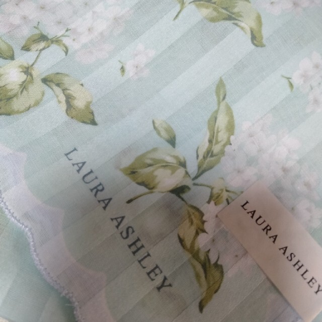 LAURA ASHLEY(ローラアシュレイ)のA 26　ローラアシュレイタオルハンカチ2枚セット レディースのファッション小物(ハンカチ)の商品写真