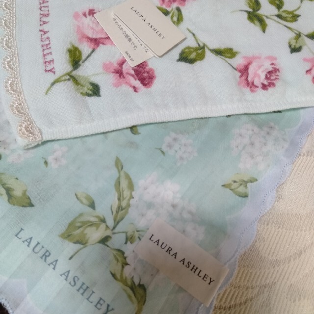 LAURA ASHLEY(ローラアシュレイ)のA 26　ローラアシュレイタオルハンカチ2枚セット レディースのファッション小物(ハンカチ)の商品写真