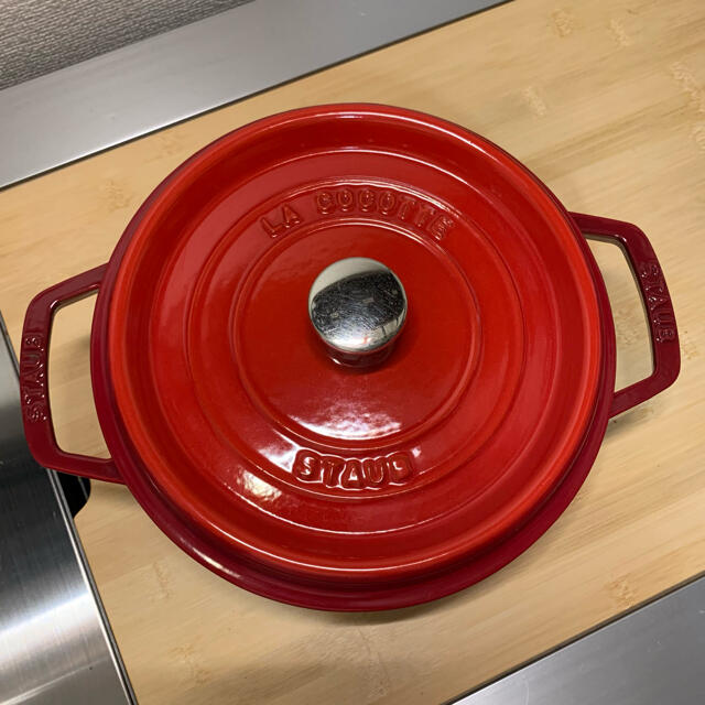 STAUB(ストウブ)のstaub ピコココット　22cm チェリー インテリア/住まい/日用品のキッチン/食器(鍋/フライパン)の商品写真