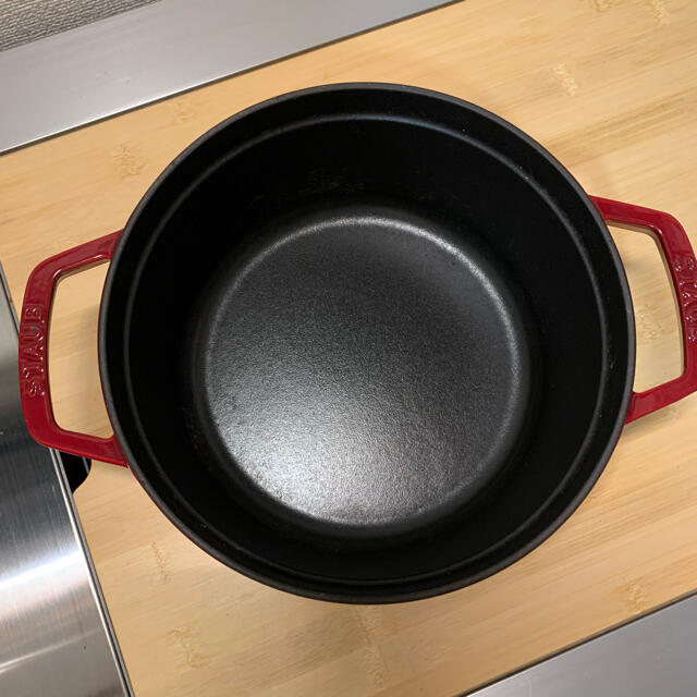 STAUB(ストウブ)のstaub ピコココット　22cm チェリー インテリア/住まい/日用品のキッチン/食器(鍋/フライパン)の商品写真