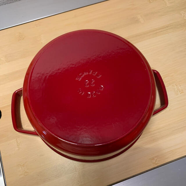 STAUB(ストウブ)のstaub ピコココット　22cm チェリー インテリア/住まい/日用品のキッチン/食器(鍋/フライパン)の商品写真