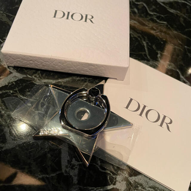 Dior(ディオール)のdior スマホリング スマホ/家電/カメラのスマホアクセサリー(ストラップ/イヤホンジャック)の商品写真