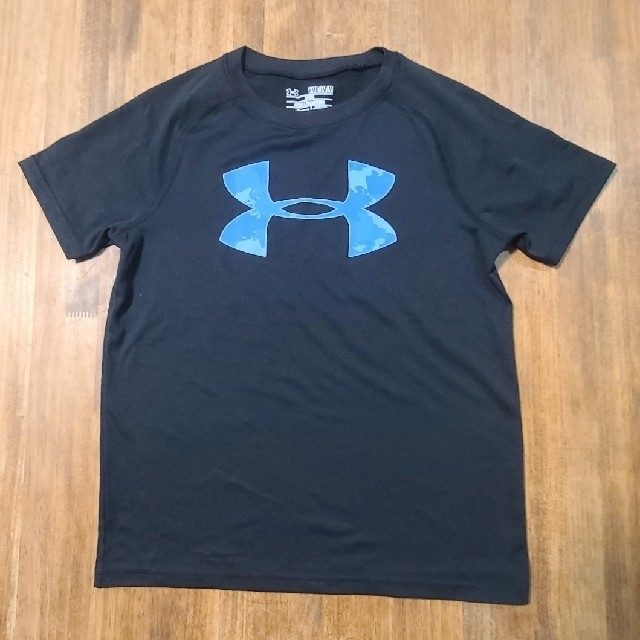 UNDER ARMOUR(アンダーアーマー)の美品　アンダーアーマー　サッカー　140 シャツ+パンツ スポーツ/アウトドアのサッカー/フットサル(ウェア)の商品写真