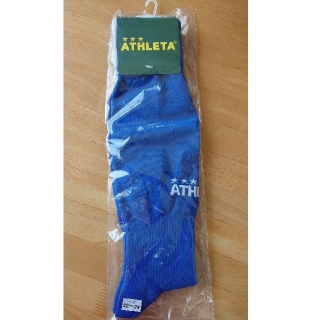 ATHLETA サッカーストッキング青 22～24cm スポーツ/アウトドアのサッカー/フットサル(ウェア)の商品写真