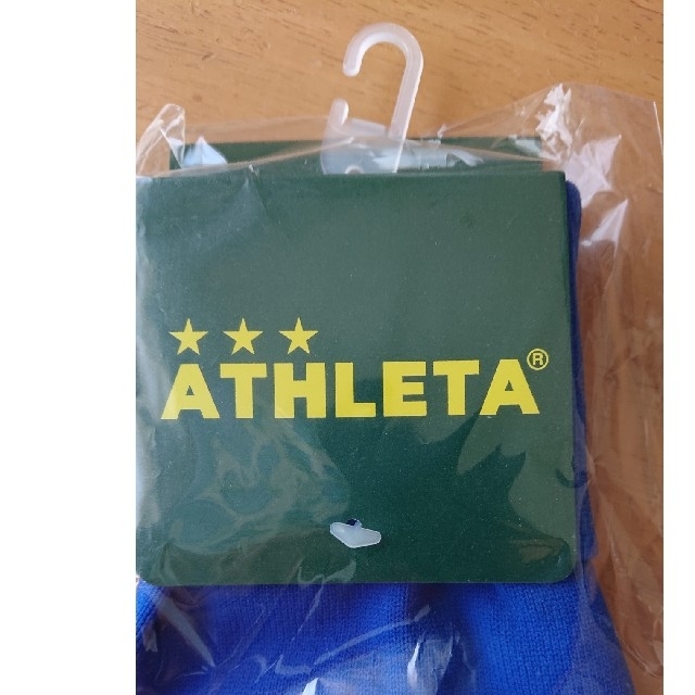 ATHLETA サッカーストッキング青 22～24cm スポーツ/アウトドアのサッカー/フットサル(ウェア)の商品写真