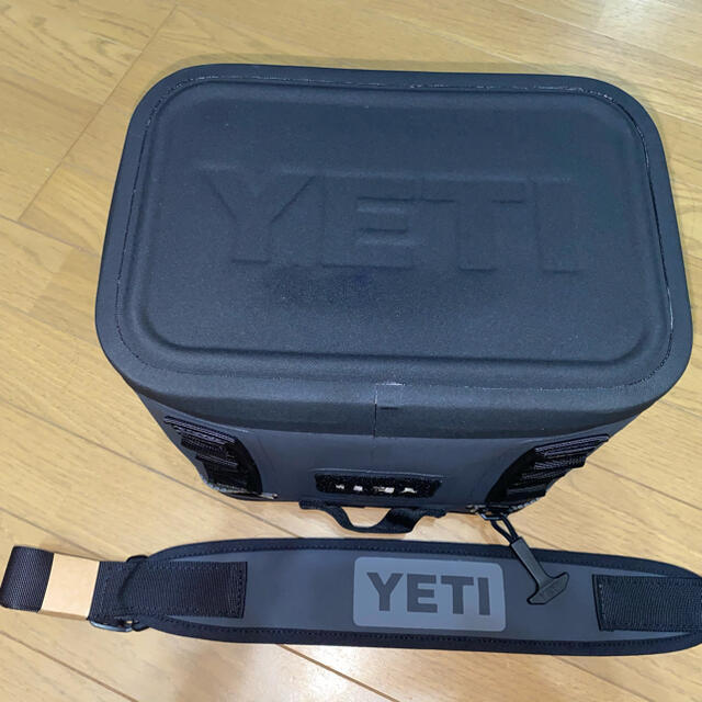 YETI Hopper Flip 8 イエティ ホッパーフリップ  チャコール スポーツ/アウトドアのアウトドア(その他)の商品写真