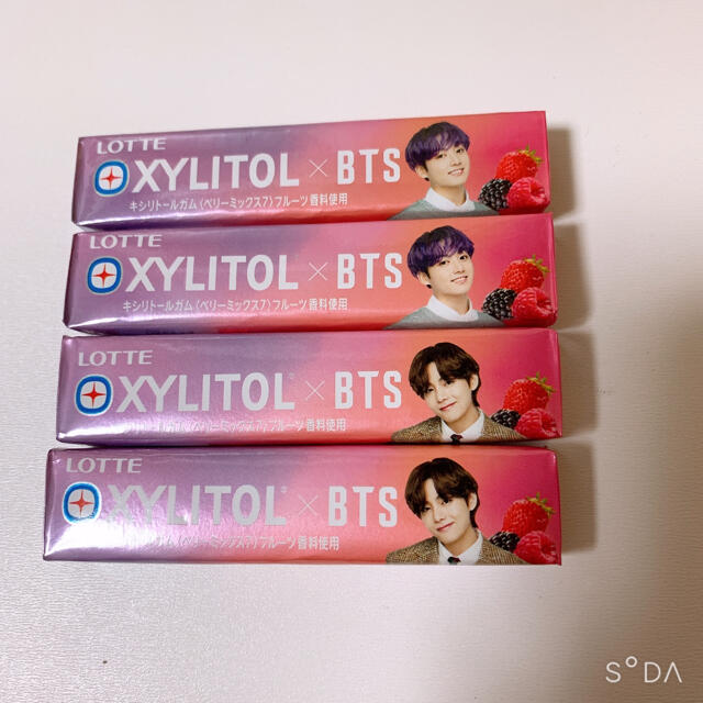 防弾少年団(BTS)(ボウダンショウネンダン)のロッテ　BTS キシリトールガム　JUNG KOOK、V4個セット エンタメ/ホビーのタレントグッズ(アイドルグッズ)の商品写真