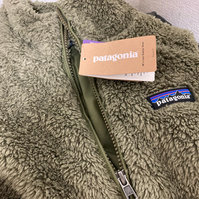 patagonia(パタゴニア)の【新品未使用】パタゴニア　ベスト　カーキ レディースのトップス(ベスト/ジレ)の商品写真