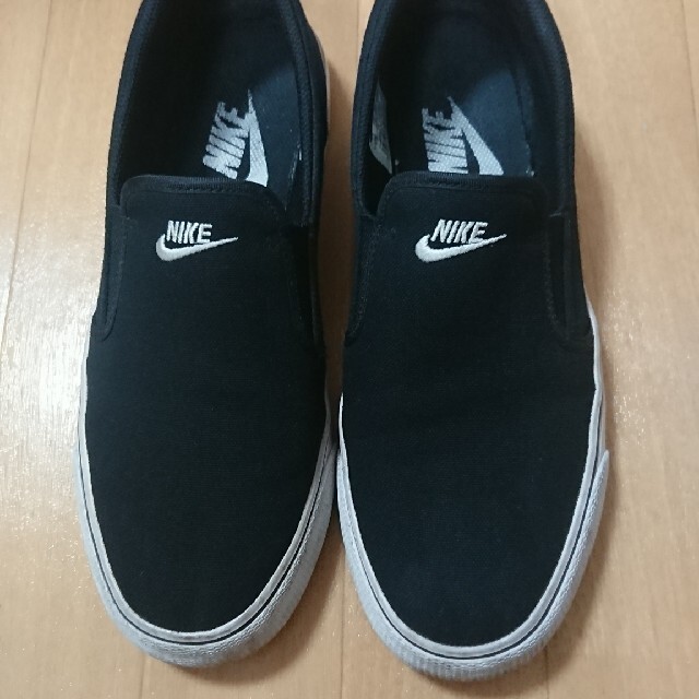 NIKE(ナイキ)のNIKE スリッポン  WMNS TOKI SLIP CANVAS    メンズの靴/シューズ(スニーカー)の商品写真