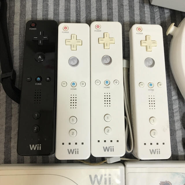 Wii(ウィー)のWii本体　マリオカート　4人で遊べるセット エンタメ/ホビーのゲームソフト/ゲーム機本体(家庭用ゲーム機本体)の商品写真