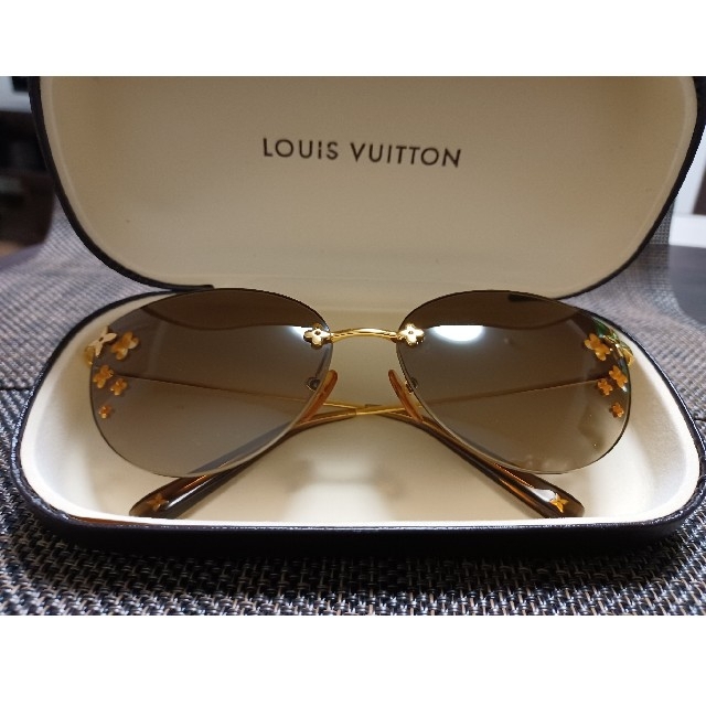 LOUIS VUITTON(ルイヴィトン)のルイヴィトンLOUIS VUITTONサングラスデスマヨキャットアイ レディースのファッション小物(サングラス/メガネ)の商品写真