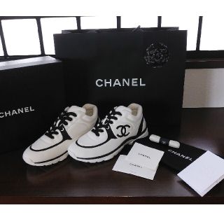 シャネル(CHANEL)の未使用美品ＣＨＡＮＥＬ　ココマークスニーカー　シャネル表参道直営店購入明細あり　(スニーカー)