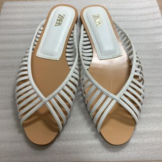 ザラ(ZARA)の【美品】ZARAフラットサンダル(サンダル)