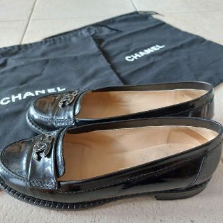 シャネル(CHANEL)のCHANEL　エナメルローファー　　CCマーク(スリッポン/モカシン)