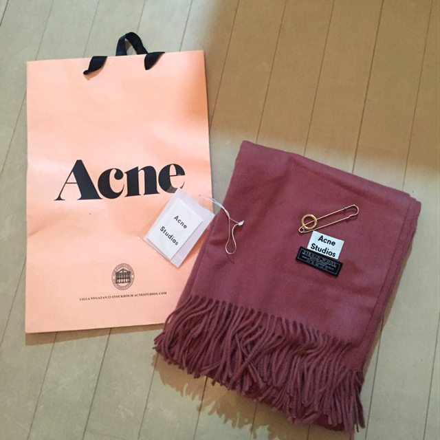 アクネ  Acne  マフラー