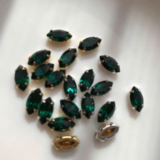 スワロフスキー(SWAROVSKI)の石座付きスワロフスキー4228エメラルド10×5mm 新品20個ヴィンテージ✨✨(各種パーツ)