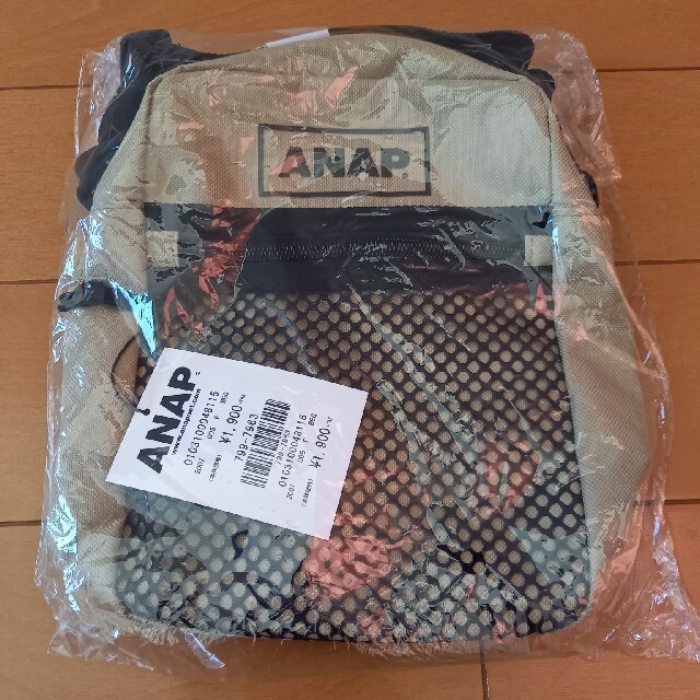 ANAP(アナップ)の♪新品　ANAPロゴサコッシュ　ベージュ♪ レディースのバッグ(ショルダーバッグ)の商品写真