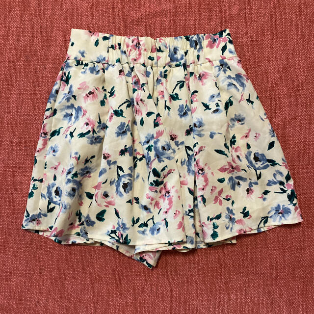 花柄 キュロット ショートパンツ　スカート　ミニスカート　白 レディースのパンツ(キュロット)の商品写真
