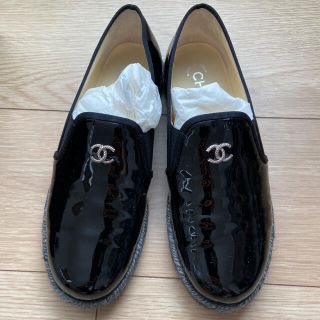 シャネル(CHANEL)のCHANEL エナメル　シューズ(ローファー/革靴)