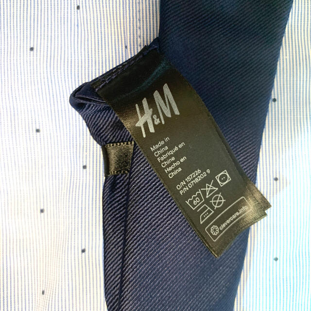 H&M(エイチアンドエム)の【最終値下げ】H&M  半袖シャツ、ネクタイ　105㎝ キッズ/ベビー/マタニティのキッズ服男の子用(90cm~)(ドレス/フォーマル)の商品写真