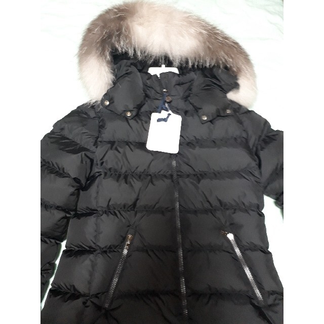 MONCLER(モンクレール)の最新　MONCLER　キッズ　黒　14A　abelle foxファー　新品タグ付 レディースのジャケット/アウター(ダウンコート)の商品写真