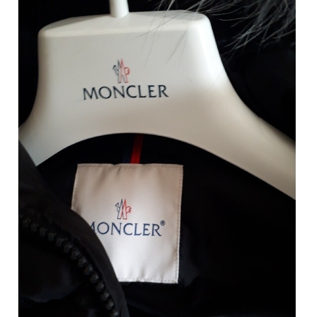 MONCLER(モンクレール)の最新　MONCLER　キッズ　黒　14A　abelle foxファー　新品タグ付 レディースのジャケット/アウター(ダウンコート)の商品写真
