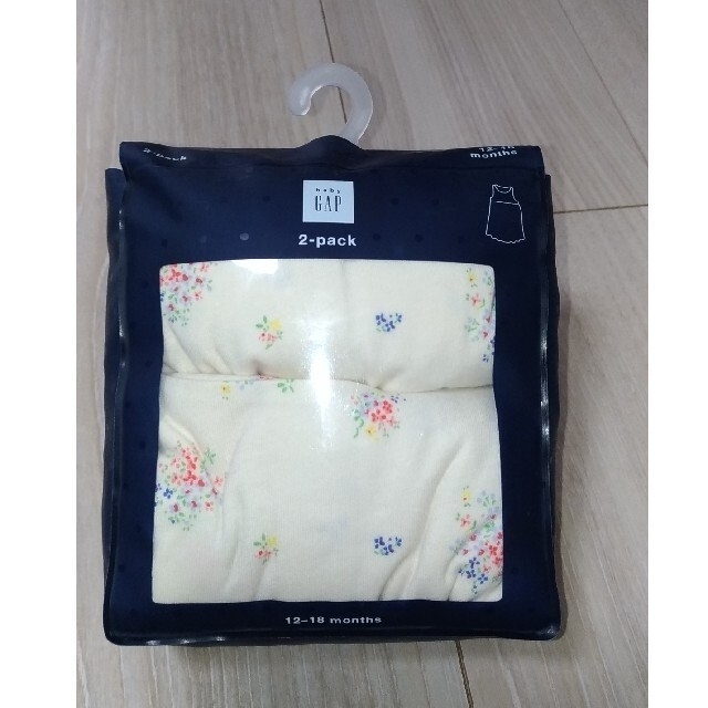 babyGAP(ベビーギャップ)の新品　baby GAP 80cm アイボリーの花柄ワンピース2枚 1pack キッズ/ベビー/マタニティのベビー服(~85cm)(ワンピース)の商品写真