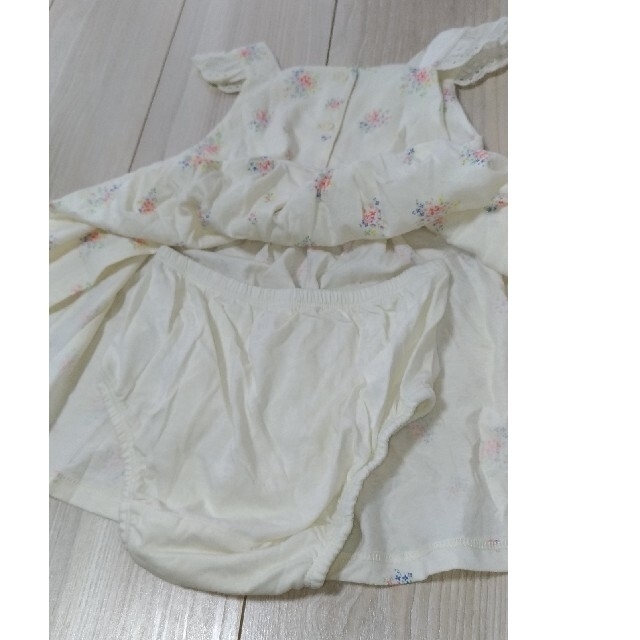 babyGAP(ベビーギャップ)の新品　baby GAP 80cm アイボリーの花柄ワンピース2枚 1pack キッズ/ベビー/マタニティのベビー服(~85cm)(ワンピース)の商品写真