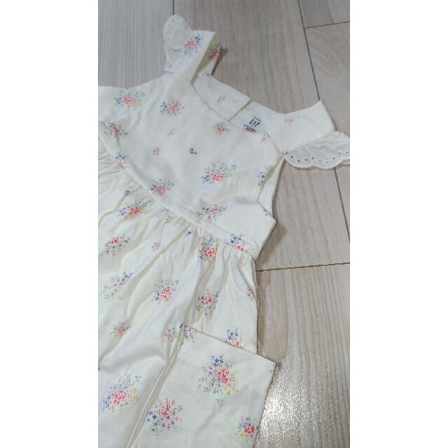 babyGAP(ベビーギャップ)の新品　baby GAP 80cm アイボリーの花柄ワンピース2枚 1pack キッズ/ベビー/マタニティのベビー服(~85cm)(ワンピース)の商品写真