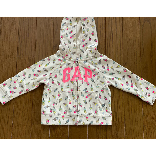 babyGAP(ベビーギャップ)のbabyGAP アイス柄パーカー 12-18month キッズ/ベビー/マタニティのベビー服(~85cm)(カーディガン/ボレロ)の商品写真