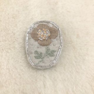 ハンドメイド　刺繍　ブローチ(コサージュ/ブローチ)