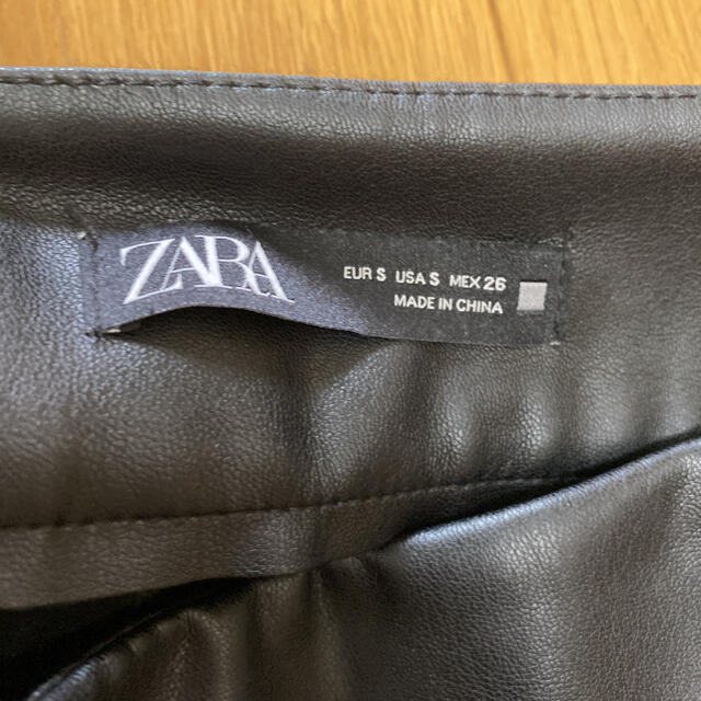ZARA(ザラ)のレザー風プリーツスカート　ZARA 完売品 レディースのスカート(ひざ丈スカート)の商品写真