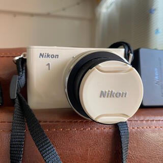 ニコン(Nikon)の✨美品✨人気リュクスカラーミラーレス ニコン1 J3 10-30mm(ミラーレス一眼)
