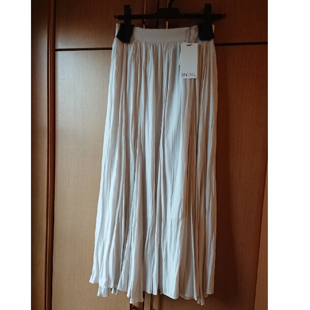 SNIDEL(スナイデル)の完売色✨新作新品タグ付き✨snidel✨シャイニーフレアスカート レディースのスカート(ロングスカート)の商品写真