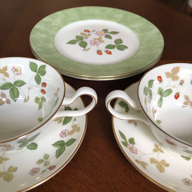 WEDGWOOD(ウェッジウッド)の【黒壺美品】ウェッジウッド★ワイルドストロベリー★ピオニー　トリオ　ペア インテリア/住まい/日用品のキッチン/食器(食器)の商品写真