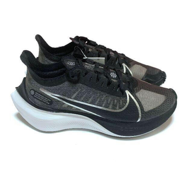 NIKE(ナイキ)のNIKE ZOOM GRAVITY 23.5センチ（箱なしでしたらお値引き可能） スポーツ/アウトドアのランニング(シューズ)の商品写真