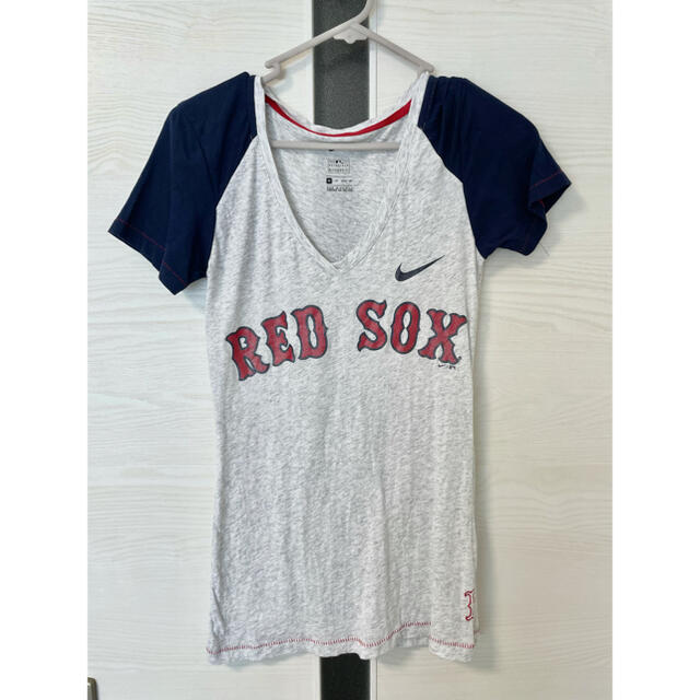 NIKE(ナイキ)のNIKE ナイキ ×RED SOXレッドソックス ロゴTシャツ メンズのトップス(Tシャツ/カットソー(半袖/袖なし))の商品写真