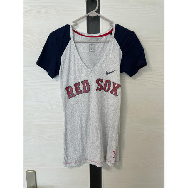 NIKE(ナイキ)のNIKE ナイキ ×RED SOXレッドソックス ロゴTシャツ メンズのトップス(Tシャツ/カットソー(半袖/袖なし))の商品写真