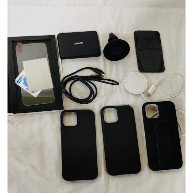 iPhone(アイフォーン)のiPhone12 256GB SIMフリー　ブラック ＋MagSafe関連品 スマホ/家電/カメラのスマートフォン/携帯電話(スマートフォン本体)の商品写真