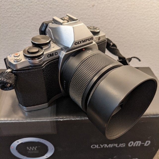 OLYMPUS(オリンパス)の【おまけ多数】OLYMPUS OM-D E-M10 単焦点レンズセット スマホ/家電/カメラのカメラ(ミラーレス一眼)の商品写真