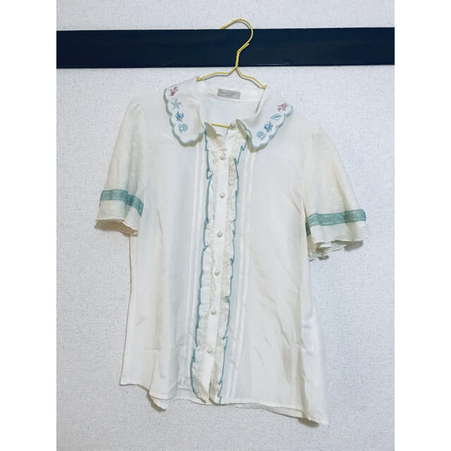 axes femme(アクシーズファム)のアクシーズファム　ディズニー　アリエル　コラボ　ブラウス　夏服 レディースのトップス(シャツ/ブラウス(半袖/袖なし))の商品写真