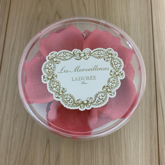 Les Merveilleuses LADUREE(レメルヴェイユーズラデュレ)のラデュレ　花びらチーク コスメ/美容のベースメイク/化粧品(チーク)の商品写真