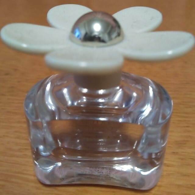 MARC JACOBS(マークジェイコブス)のマークジェイコブス　デイジー オードトワレ  EDT  4ml コスメ/美容の香水(香水(女性用))の商品写真