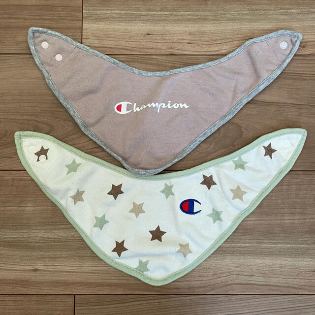 Champion(チャンピオン)のスタイ　チャンピオン　2枚 キッズ/ベビー/マタニティのこども用ファッション小物(ベビースタイ/よだれかけ)の商品写真