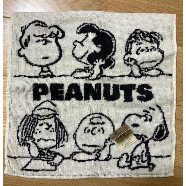 PEANUTS(ピーナッツ)のピーナッツ　スヌーピー　ハンカチ レディースのファッション小物(ハンカチ)の商品写真