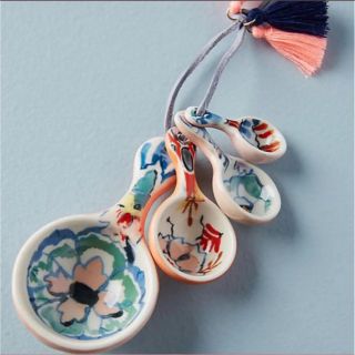 アンソロポロジー(Anthropologie)の新品未使用★Anthropologie今期の可愛い計量スプーン4点付き贈り物に(調理道具/製菓道具)