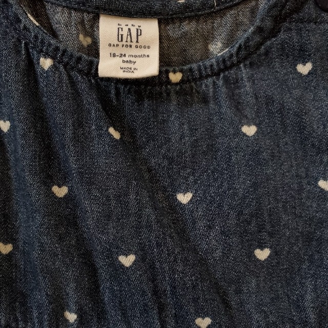 babyGAP(ベビーギャップ)の【はるの様専用】babyGap　ハート柄　デニムワンピース　90cm キッズ/ベビー/マタニティのキッズ服女の子用(90cm~)(ワンピース)の商品写真