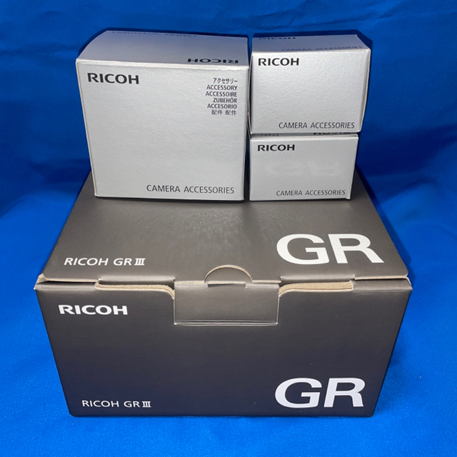 RICOH(リコー)の値下げ中！！美品 RICOH リコー GRⅢ GR3 予備バッテリー/充電器付き スマホ/家電/カメラのカメラ(コンパクトデジタルカメラ)の商品写真