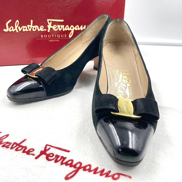 Salvatore Ferragamo(サルヴァトーレフェラガモ)のフェラガモ ヴァラ リボン スウェード エナメル 切り返し 5ハーフ レディースの靴/シューズ(ハイヒール/パンプス)の商品写真